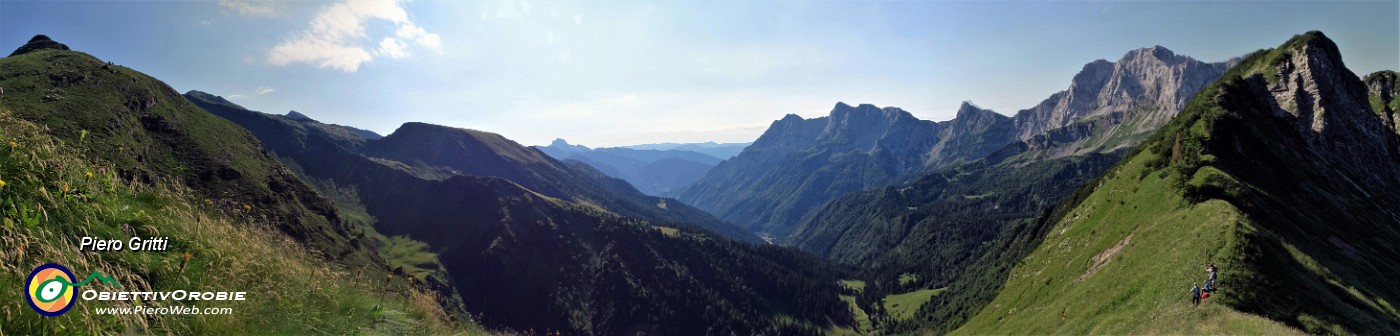 20 Vista panoramica dal Passo della Marogella (1869 m) sulla Valcanale.jpg